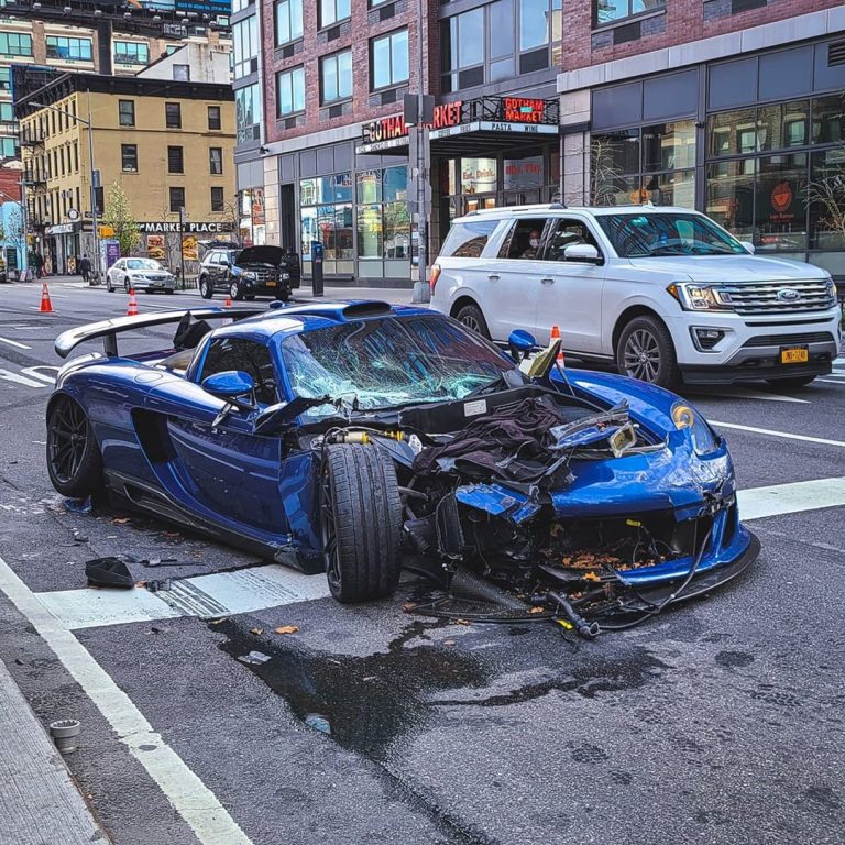 Nehoda Porsche Carrera GT  na Manhattan Street(USA)
