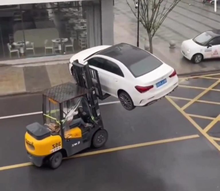 Takto polícia v Číne odstraňuje zle zaparkovaný Mercedes-Benz