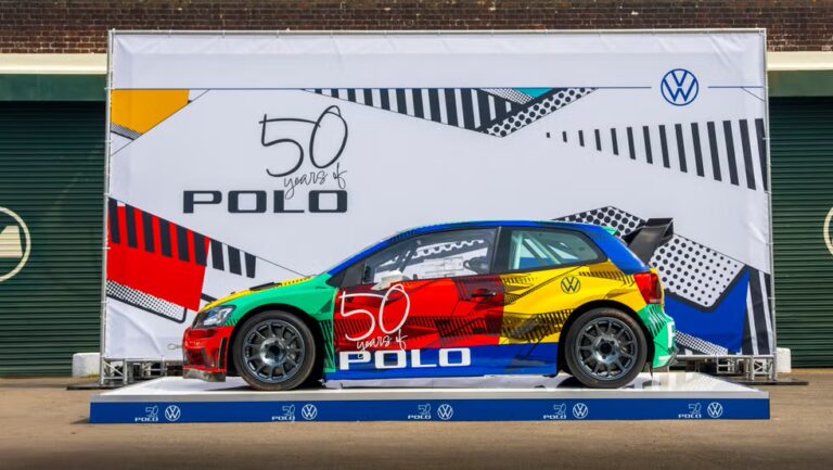 Volkswagen oslavuje 50 rokov modelu Polo: Návrat legendárneho Harlequinu vo farbách rallycrossu